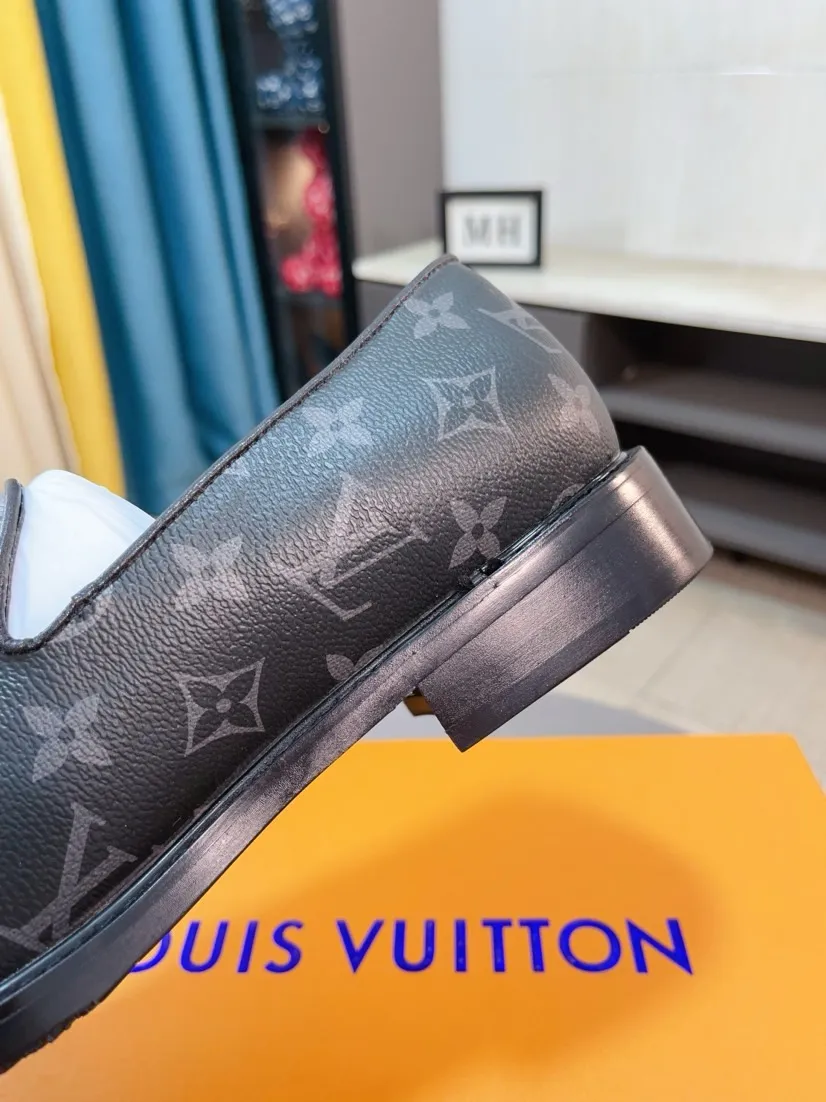Ex-factory price 720🌹🌹High version [LV] Louis Vuitton's popular casual leather shoes🎖Fashionable and elegant🎖🎖Material: Original imported open-edge beaded cowhide, washed cowhide leather lining, original open-molded rubber outsole, high-end and classy, ​​elegant quality, instantly transforming into a handsome man ❤❤Standard\nNumber: 38-44